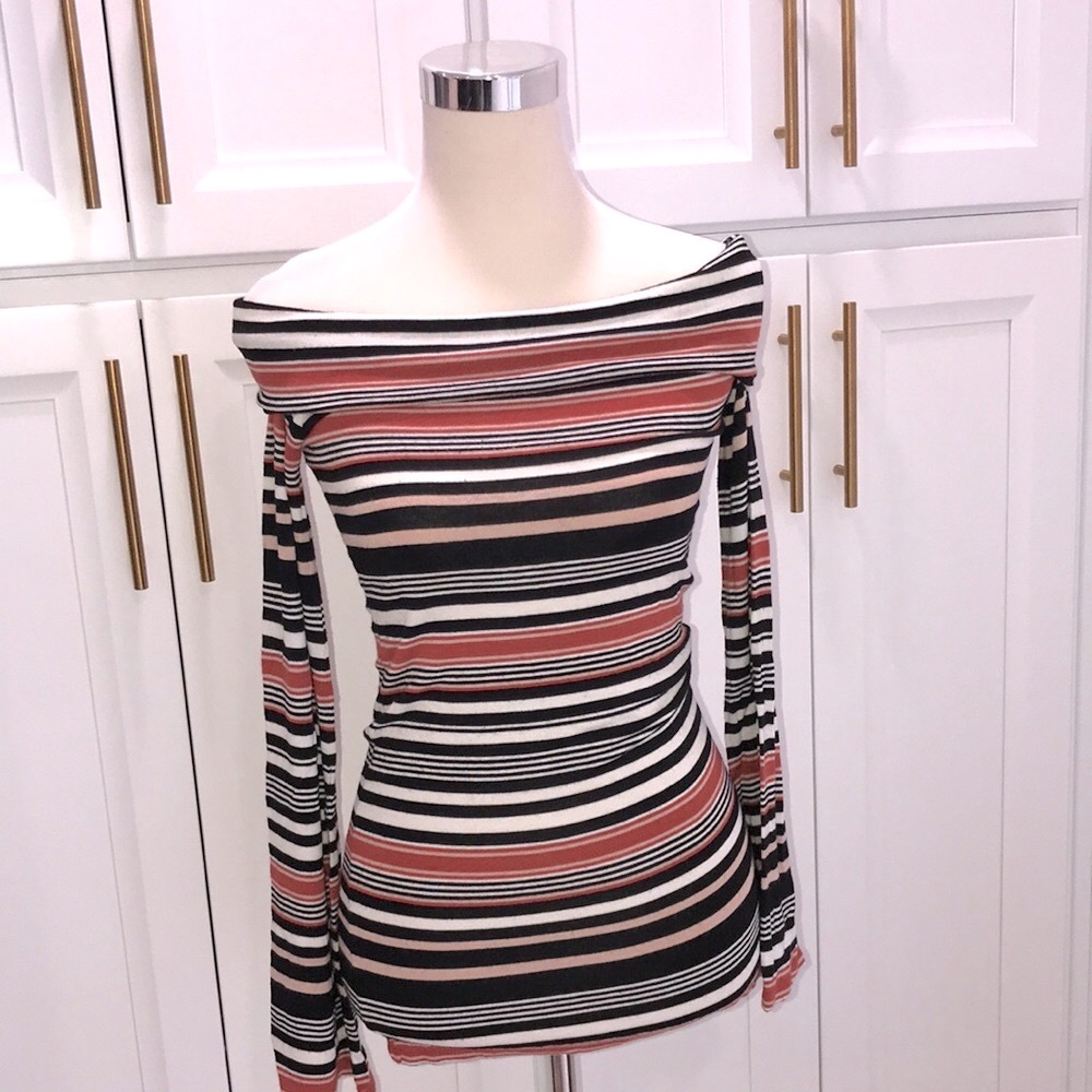 𝙵𝚛𝚎𝚎 𝙿𝚎𝚘𝚙𝚕𝚎 Women’s Off The Shoulder Top